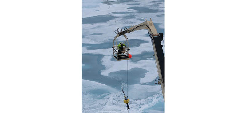 Déploiement d’un hydrophone en Arctique. Michel André, Author provided